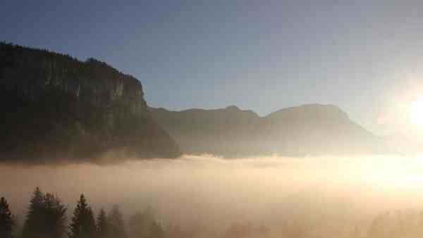 Napfelkelte ködös tájon, nyugodt fényekkel